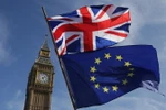 Cờ Anh (phía trên) và cờ EU tại thủ đô London, Anh. (Nguồn: AFP/TTXVN) 