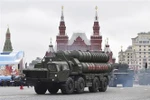 Hệ thống phòng thủ tên lửa tầm trung S-400 Triumph của Nga tại cuộc diễu binh nhân kỷ niệm Ngày Chiến thắng ở Moskva ngày 9/5/2017. (Nguồn: AFP/TTXVN) 