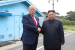 Tổng thống Mỹ Donald Trump (trái) và nhà lãnh đạo Triều Tiên Kim Jong-un trong cuộc gặp tại Khu phi quân sự (DMZ) ngày 30/6/2019. (Nguồn: THX/TTXVN) 