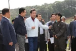 Thủ tướng Hàn Quốc Lee Nak-yon thăm trang trại chăn nuôi lợn ở Ganghwa, Incheon, ngày 1/6/2019. (Nguồn: Yonhap/ TTXVN) 