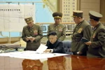 Nhà lãnh đạo Triều Tiên Kim Jong-un (giữa, phía trước) chủ trì một cuộc họp khẩn tại một địa điểm bí mật ở Triều Tiên. (Nguồn: EPA/TTXVN)