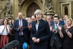 Bà Theresa May (giữa) trả lời báo giới tại thủ đô London ngày 11/7. (Nguồn: AFP/TTXVN)