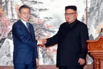 Nhà lãnh đạo Triều Tiên Kim Jong-un (phải) và Tổng thống Hàn Quốc Moon Jae-in tại hội nghị thượng đỉnh liên Triều lần thứ 3 ở Bình Nhưỡng ngày 19/9/2018. (Nguồn: AFP/TTXVN) 