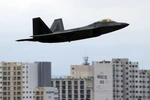Máy bay chiến đấu F-22 hạ cánh xuống căn cứ không quân Gwangju ngày 2/5. (Nguồn: YONHAP/TTXVN)