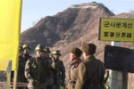 Các thanh sát viên Hàn Quốc (trái) và Triều Tiên (phải) kiểm chứng đối với việc dỡ bỏ vũ khí và rút binh sỹ tại trạm gác ở Khu phi quân sự liên Triều (DMZ) ngày 12/12/2018. (Nguồn: Yonhap/TTXVN) 