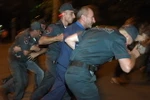 Cảnh sát Armenia bắt giữ người biểu tình bạo động ở Yerevan ngày 29/7. (Nguồn: AFP/TTXVN)