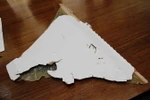 Một trong hai mảnh vỡ nghi của chiếc máy bay MH370 được tìm thấy ở Mozambique. (Nguồn: THX/TTXVN)