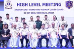 Phái đoàn cấp cao Cảnh sát biển Việt Nam chụp ảnh chung cùng đoàn cấp cao lực lượng Bảo vệ Bờ biển Ấn Độ ngày 1/10 tại trụ sở lực lượng Bảo vệ Bờ biển Ấn Độ ở New Delhi. (Nguồn: Trung tâm báo chí Bộ Ngoại giao Ấn Độ)
