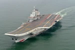 Tàu sân bay Liêu Ninh trong chuyến vận hành thử trên biển. (Nguồn: THX/TTXVN)