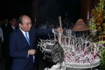 Thủ tướng Nguyễn Xuân Phúc dâng hương tại Nhà bia tưởng niệm Liệt sỹ thanh niên xung phong toàn quốc tại Khu di tích Ngã ba Đồng Lộc. (Ảnh: Thống Nhất/TTXVN)