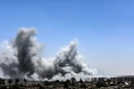 Khói bốc lên sau một cuộc không kích ở Syria. (Nguồn: AFP/TTXVN.) 
