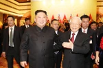 Tổng Bí thư, Chủ tịch nước Nguyễn Phú Trọng tiễn Chủ tịch Triều Tiên Kim Jong-un sau buổi tiệc chiêu đãi tối 1/3. (Ảnh: Trí Dũng/TTXVN) 