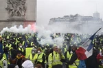 Người biểu tình áo vàng tập trung trên Đại lộ Champs Elysees ở thủ đô Paris. (Nguồn: AFP/TTXVN) 