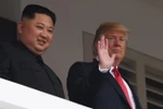 Tổng thống Mỹ Donald Trump (phải) sau cuộc hội đàm riêng với nhà lãnh đạo Triều Tiên Kim Jong-un (trái) tại Sentosa, Singapore ngày 12/6. (Nguồn: AFP/TTXVN) 