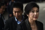 Cựu Thủ tướng Thái Lan Yingluck Shinawatra (phải) tại Tòa án tối cao ở thủ đô Bangkok ngày 1/8. (Nguồn: AFP/TTXVN)