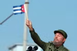 Lãnh tụ Cuba Fidel Castro phát biểu trước hàng nghìn người dân bên ngoài Văn phòng đại diện quyền lợi của Mỹ ở La Habana (Cuba) ngày 21/6/2004. (Nguồn: EPA/TTXVN)