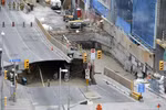 Hố tử thần trên đường phố ​Ottawa. (Nguồn: AP)