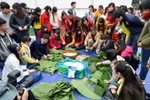 Học sinh, sinh viên tham gia gói bánh chưng. (Ảnh: Thanh Hà/TTXVN)