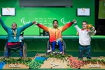 Lực sỹ Lê Văn Công (giữa). (Nguồn: THX/TTXVN)
