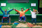 Lực sỹ Lê Văn Công (giữa). (Nguồn: THX/TTXVN)