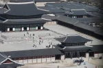 Cảnh vắng khách du lịch tại Cung Gyeongbok, Cung điện Hoàng gia có từ triều đại Joseon (1392-1910), ở Seoul ngày 5/3. (Nguồn: Yonhap/TTXVN)