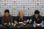 Huấn luyện viên Park Hang Seo phát biểu trong cuộc họp báo. (Ảnh: Hoàng Linh/TTXVN) 