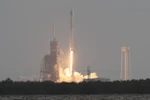 Tên lửa đẩy Falcon 9 mang theo vệ tinh rời bệ phóng ở Cape Canaveral, Florida ngày 1/5. (Nguồn: AFP/TTXVN)