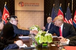 Tổng thống Mỹ Donald Trump và nhà lãnh đạo Triều Tiên Kim Jong-un bắt tay nhau. (Nguồn: Twitter) 