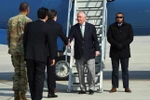 Ngoại trưởng Mỹ Rex Tillerson (thứ 2, phải) tới Căn cứ không quân Osan ở Pyeongtaek, Hàn Quốc ngày 17/3. (Nguồn: AFP/TTXVN)