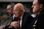 Thứ trưởng Quốc phòng phụ trách tình báo Marcel Lettre (trái), Giám đốc Tình báo Quốc gia (DNI) James Clapper (giữa) và Giám đốc Cơ quan An ninh Quốc gia (NSA) Michael Rogers. (Nguồn: AFP/Getty Images)