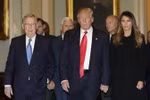 Tổng thống đắc cử Donald Trump (giữa) và lãnh đạo đa số tại Thượng viện Mitch McConnell (trái) trước cuộc gặp ở Washington, D.C ngày 10/11. (Nguồn: AFP/TTXVN)
