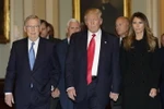 Tổng thống đắc cử Donald Trump (giữa) và lãnh đạo đa số tại Thượng viện Mitch McConnell (trái) trước cuộc gặp ở Washington, D.C ngày 10/11. (Nguồn: AFP/TTXVN)