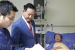 Đại sứ Trần Thành Công tới Bệnh viện chuyên khoa Sheikh Zayed để thăm hỏi các nạn nhân. (Nguồn: Vietnam+) 