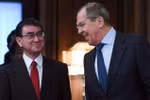 Ngoại trưởng Nga Sergey Lavrov (phải) và người đồng cấp Nhật Bản, Toshimitsu Motegi. (Nguồn: urdupoint.com) 