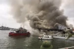 Lực lượng Cảnh sát phòng cháy chữa cháy Quảng Ninh khẩn trương phun nước dập đám cháy lớn đang bùng phát dữ dội trên tàu du lịch QN 6299. (Nguồn: TTXVN​)
