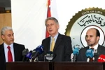Ngoại trưởng Anh Philip Hammond (giữa) tại cuộc họp báo với các thành viên Chính phủ đoàn kết Libya ở Tripoli ngày 18/4. (Nguồn: AFP/TTXVN)