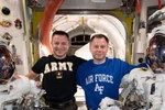 Phi hành gia Nick Hague và Andrew Morgan. (Nguồn: newsweek.com) 