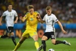 Trung vệ Toni Kroos (phải) đội tuyển Đức tranh bóng với trung vệ Serhiy Sydorchuk của đội tuyển Ukraine. (Nguồn: AFP/TTXVN)