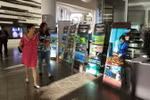 Các poster quảng cáo phim và danh lam thắng cảnh nổi tiếng của Việt Nam tại Ngày Phim Việt Nam ở Canada. (Ảnh: Vũ Hà/Vietnam)