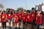 Các cổ động viên Việt Nam nổi bật trong trang phục áo cờ đỏ sao vàng. (Ảnh: Đỗ Quyên/Vietnam) 