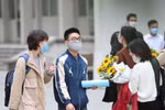 Học sinh vẫn phải đảm bảo phòng, chống dịch khi quay lại trường học. (Ảnh: TTXVN)