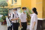 Thí sinh đo thân nhiệt trước khi vào phòng thi Kỳ thi Trung học phổ thông quốc gia 2020. (Ảnh: TTXVN)