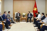 Phó Thủ tướng Trịnh Đình Dũng tiếp ông Anto Milner, Chủ tịch Hội đồng quản trị Công ty sản xuất pin năng lượng Mặt Trời IB VOGT (Đức). (Ảnh: Văn Điệp/TTXVN)