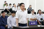 Bị cáo Phan Văn Anh Vũ khai báo trước tòa. (Ảnh: Văn Điệp/TTXVN)