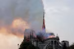 Lửa bốc ngùn ngụt tại hiện trường vụ hỏa hoạn Nhà thờ Đức Bà ở Paris (Pháp) ngày 15/4. (Nguồn: THX/TTXVN)