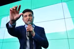 Ứng cử viên Vladimir Zelensky mừng chiến thắng sau kết quả sơ bộ cuộc bầu cử tổng thống ở Kiev, ngày 31/3. (Nguồn: AFP/TTXVN)