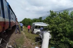 Hiện trường vụ tàu hỏa tông ôtô, 4 người thương vong tại Bình Thuận. (Ảnh: Nguyễn Thanh/TTXVN)