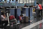 Hành khách mắc kẹt tại sân bay quốc tế ở Đặc khu hành chính Hong Kong (Trung Quốc) do người biểu tình quá khích tràn vào đây khiến nhà chức trách phải tạm ngừng hoạt động, ngày 12/8/2019. (Nguồn: THX/TTXVN)