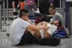 Hành khách chờ đợi tại sân bay quốc tế Hong Kong, Trung Quốc, ngày 12/8. (Nguồn: THX/TTXVN)