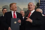 Thủ tướng Israel Benjamin Netanyahu và Tổng thống Mỹ Donald Trump tại Nhà Trắng trong lễ ký sắc lệnh về việc Mỹ công nhận chủ quyền của Israel với Cao nguyên Golan. (Nguồn: AP)
